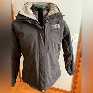 North Face Women’s Size Medium 2 in 1 Jacket, Excellent Used Condition